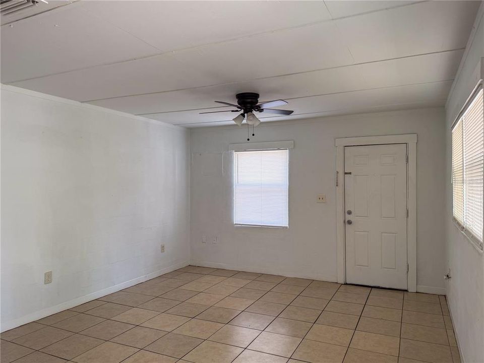 出租: $1,300 (1 贝兹, 1 浴室, 546 平方英尺)