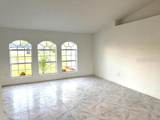 合同活跃: $1,795 (3 贝兹, 2 浴室, 2047 平方英尺)