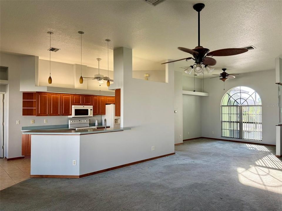 Под контрактом: $369,000 (3 спален, 2 ванн, 1940 Квадратных фут)