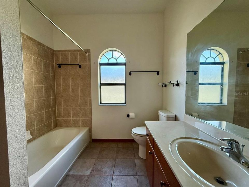 Под контрактом: $369,000 (3 спален, 2 ванн, 1940 Квадратных фут)