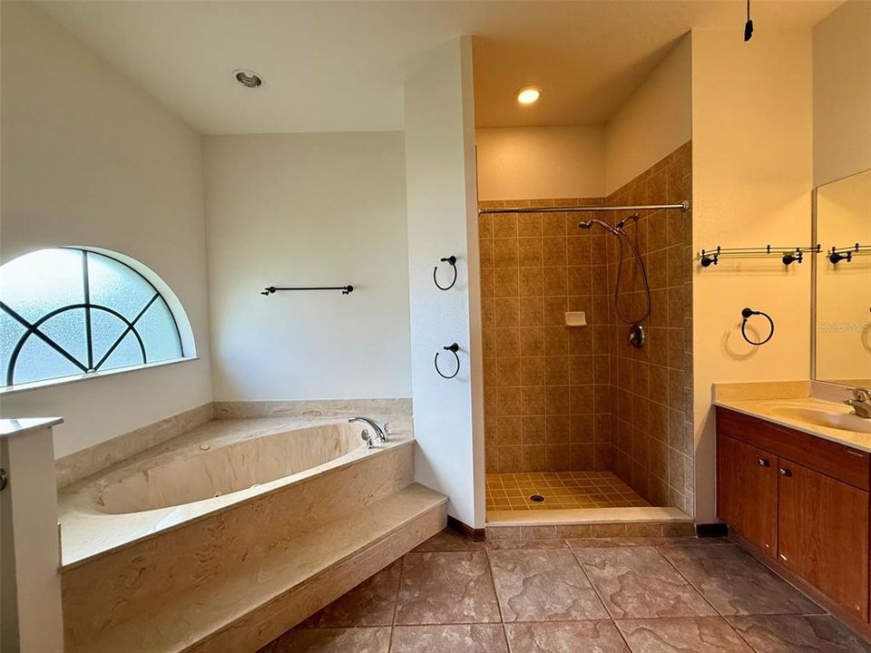 Под контрактом: $369,000 (3 спален, 2 ванн, 1940 Квадратных фут)