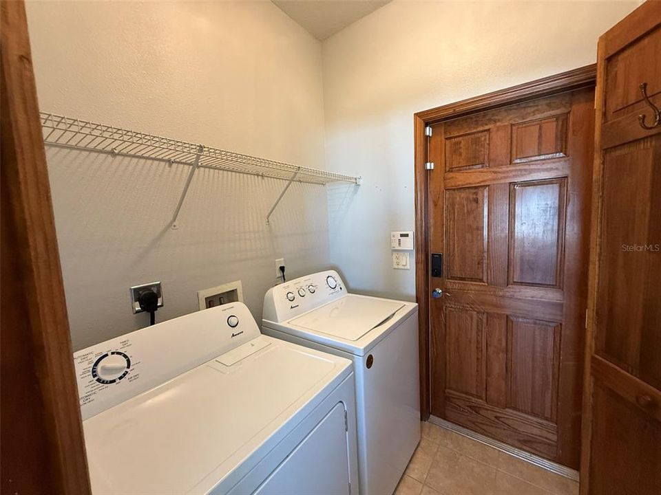 Под контрактом: $369,000 (3 спален, 2 ванн, 1940 Квадратных фут)