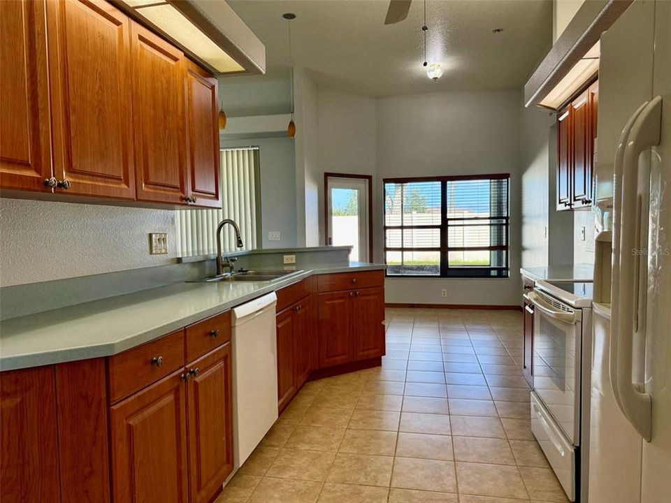 Под контрактом: $369,000 (3 спален, 2 ванн, 1940 Квадратных фут)