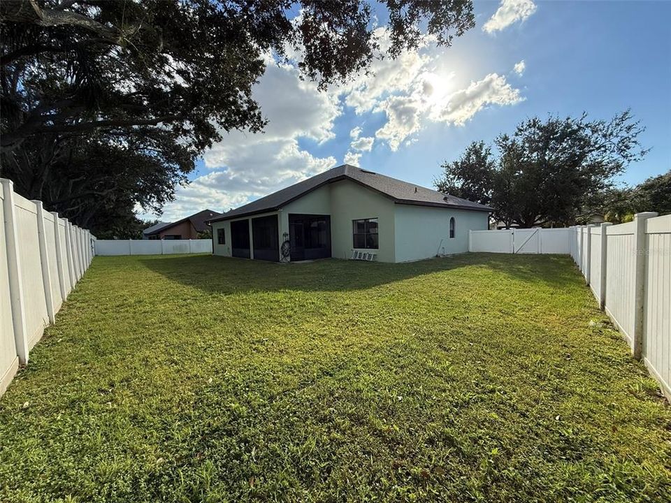 Под контрактом: $369,000 (3 спален, 2 ванн, 1940 Квадратных фут)