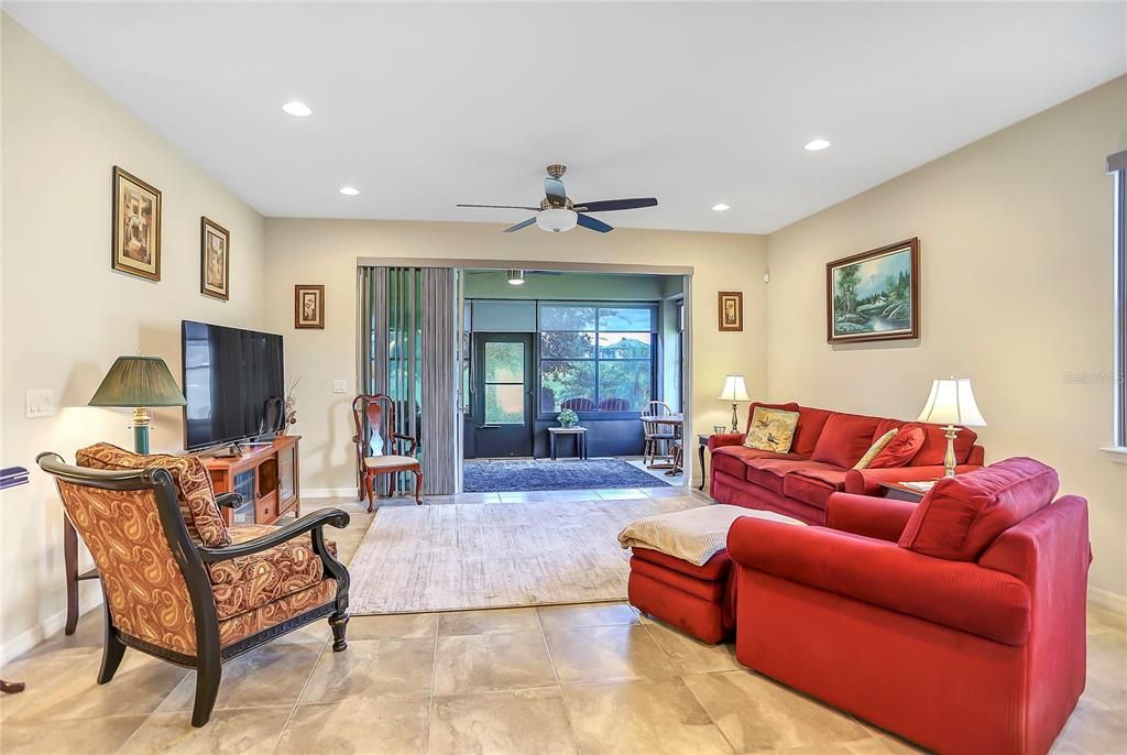 En Venta: $439,000 (3 camas, 2 baños, 2240 Pies cuadrados)