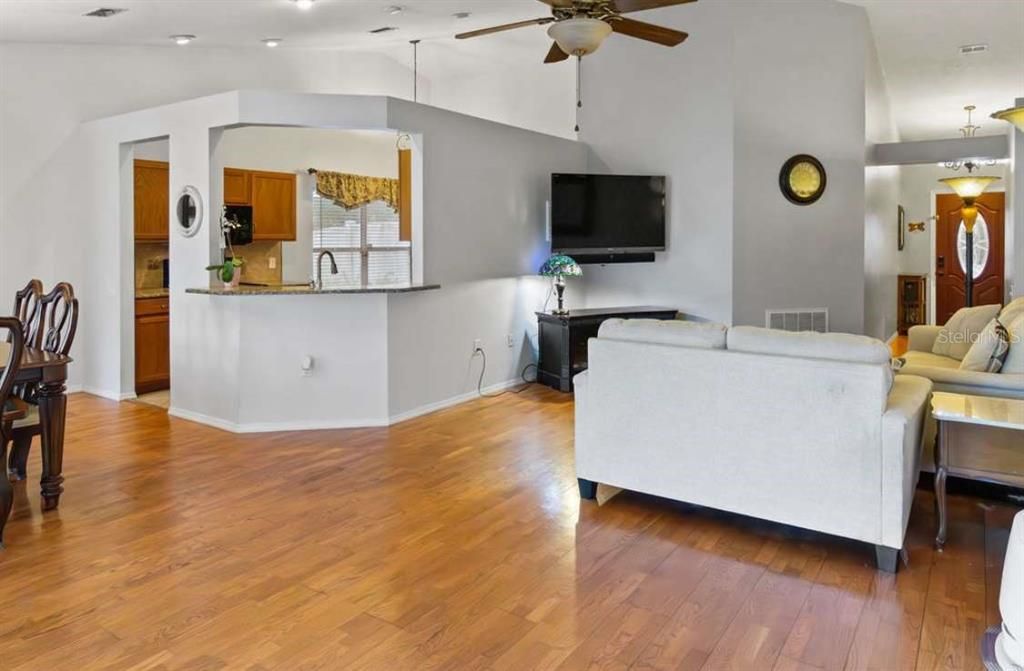 Под контрактом: $329,000 (3 спален, 2 ванн, 1505 Квадратных фут)