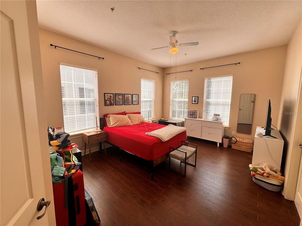 Под контрактом: $3,299 (3 спален, 2 ванн, 3259 Квадратных фут)