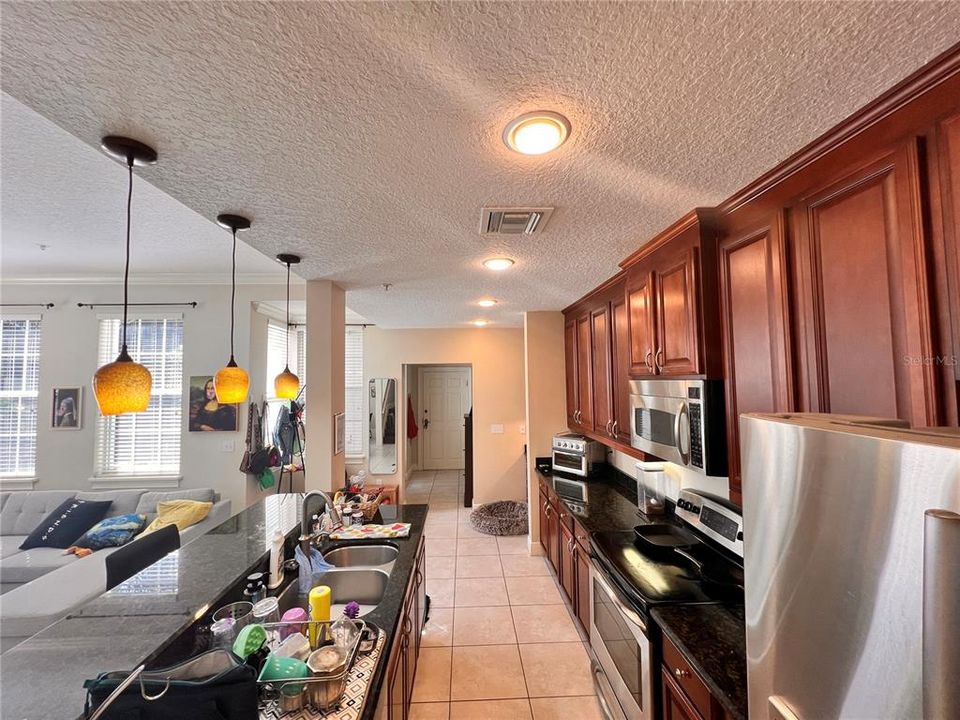 Под контрактом: $3,299 (3 спален, 2 ванн, 3259 Квадратных фут)