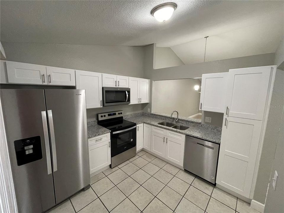 For Rent: $2,000 (2 beds, 2 baths, 954 Square Feet)