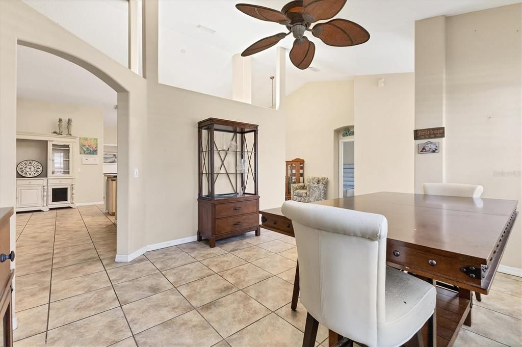 Activo con contrato: $399,000 (4 camas, 2 baños, 2144 Pies cuadrados)