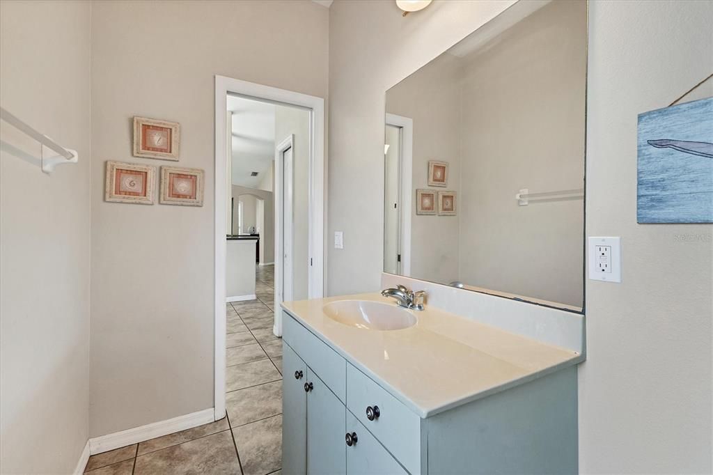 Activo con contrato: $399,000 (4 camas, 2 baños, 2144 Pies cuadrados)