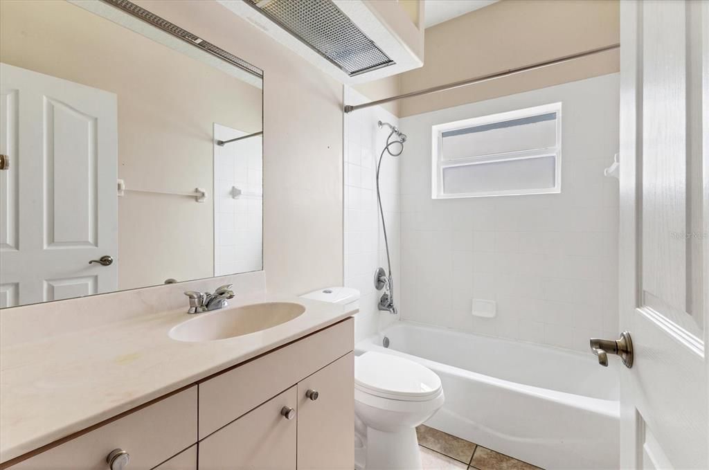 Activo con contrato: $399,000 (4 camas, 2 baños, 2144 Pies cuadrados)