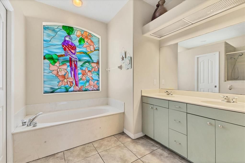 Activo con contrato: $399,000 (4 camas, 2 baños, 2144 Pies cuadrados)