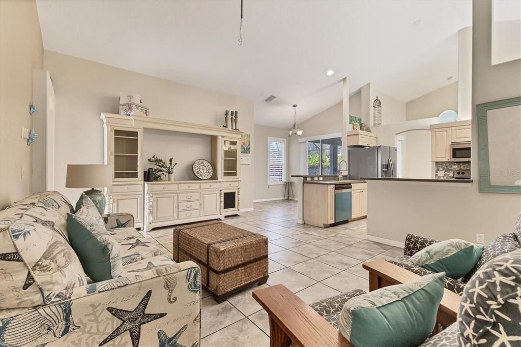 Activo con contrato: $399,000 (4 camas, 2 baños, 2144 Pies cuadrados)