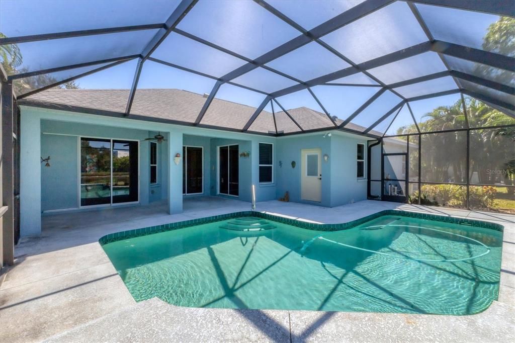 Activo con contrato: $399,000 (4 camas, 2 baños, 2144 Pies cuadrados)