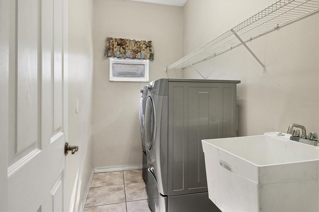 Activo con contrato: $399,000 (4 camas, 2 baños, 2144 Pies cuadrados)