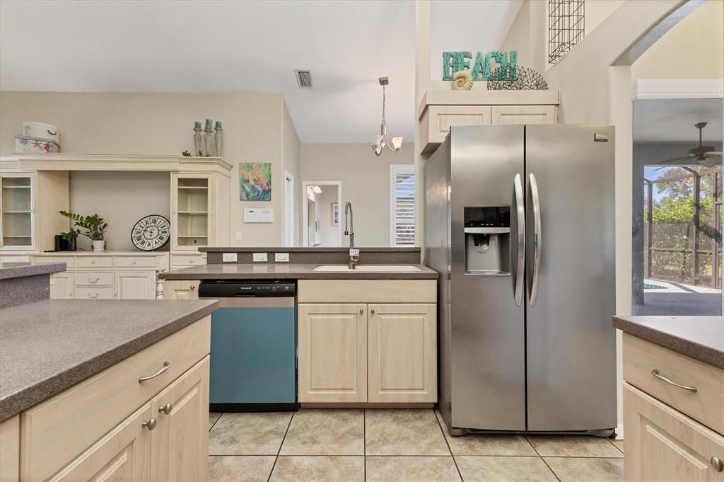 Activo con contrato: $399,000 (4 camas, 2 baños, 2144 Pies cuadrados)