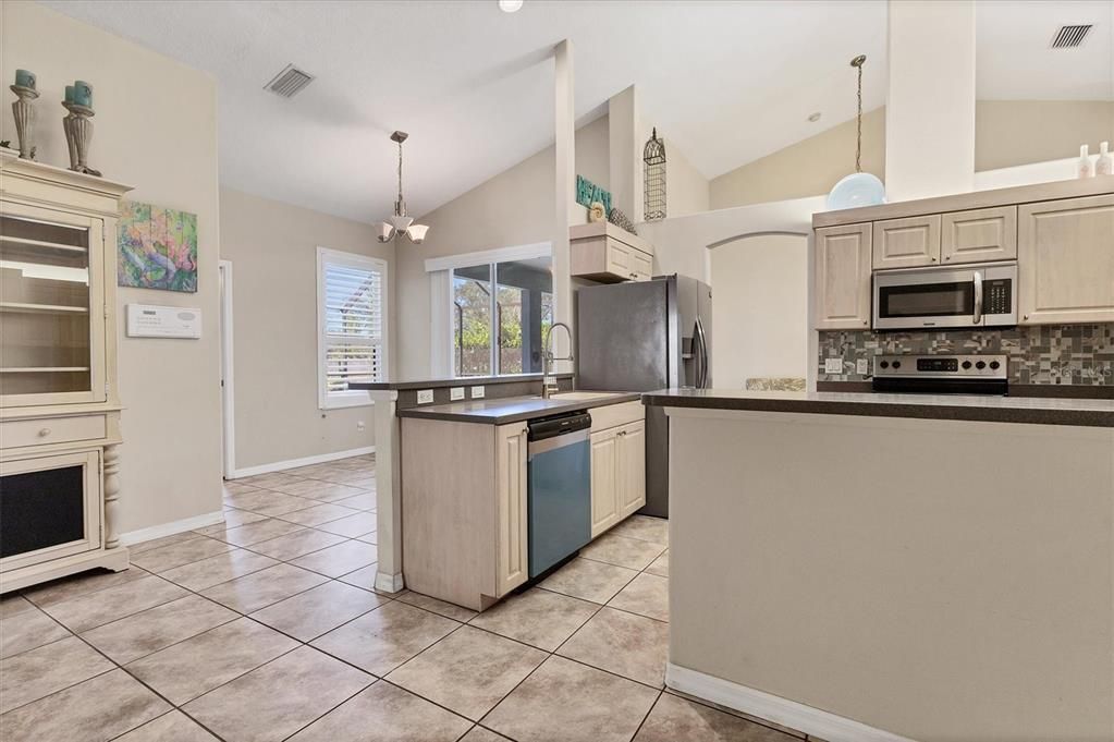 Activo con contrato: $399,000 (4 camas, 2 baños, 2144 Pies cuadrados)