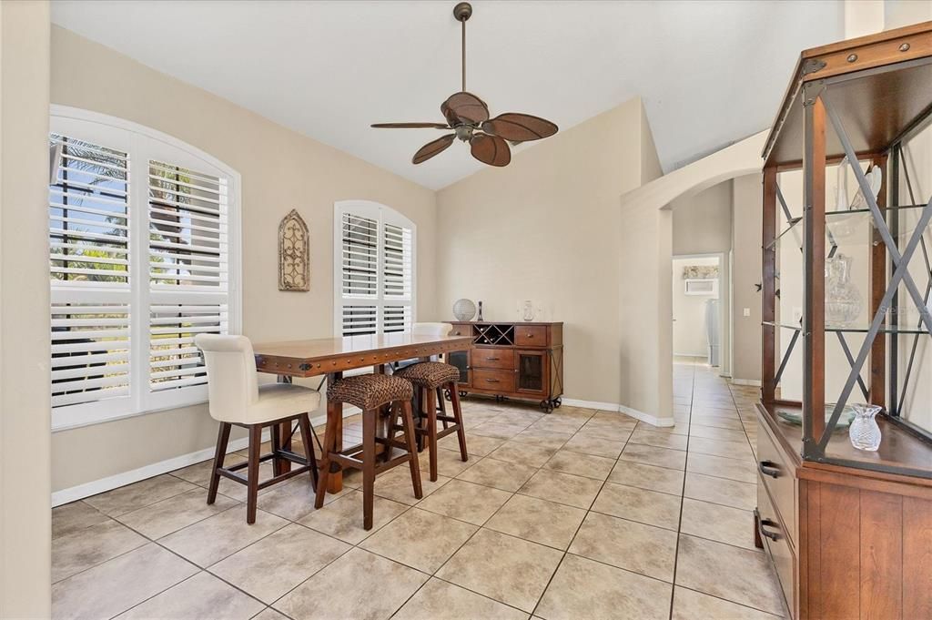 Activo con contrato: $399,000 (4 camas, 2 baños, 2144 Pies cuadrados)