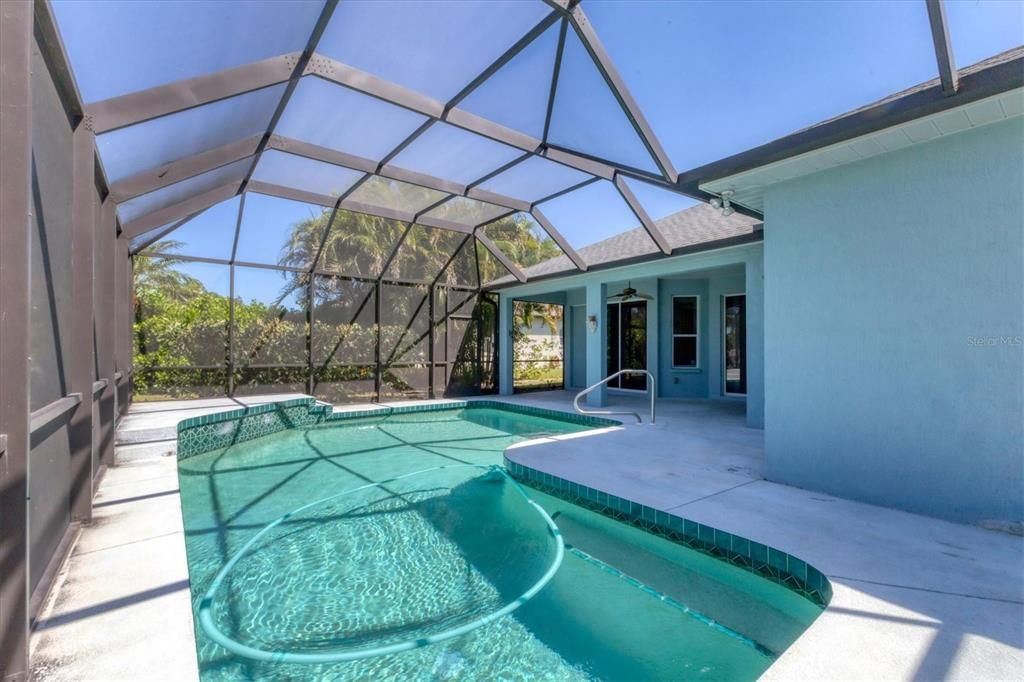 Activo con contrato: $399,000 (4 camas, 2 baños, 2144 Pies cuadrados)