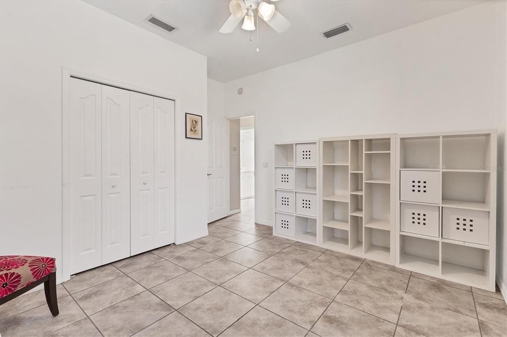 Activo con contrato: $399,000 (4 camas, 2 baños, 2144 Pies cuadrados)