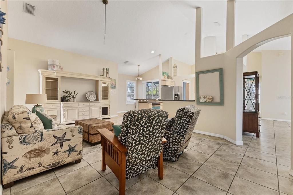 Activo con contrato: $399,000 (4 camas, 2 baños, 2144 Pies cuadrados)