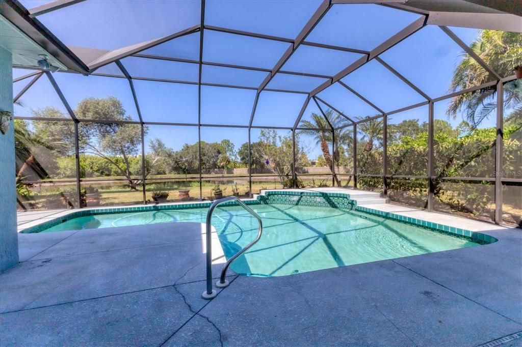 Activo con contrato: $399,000 (4 camas, 2 baños, 2144 Pies cuadrados)