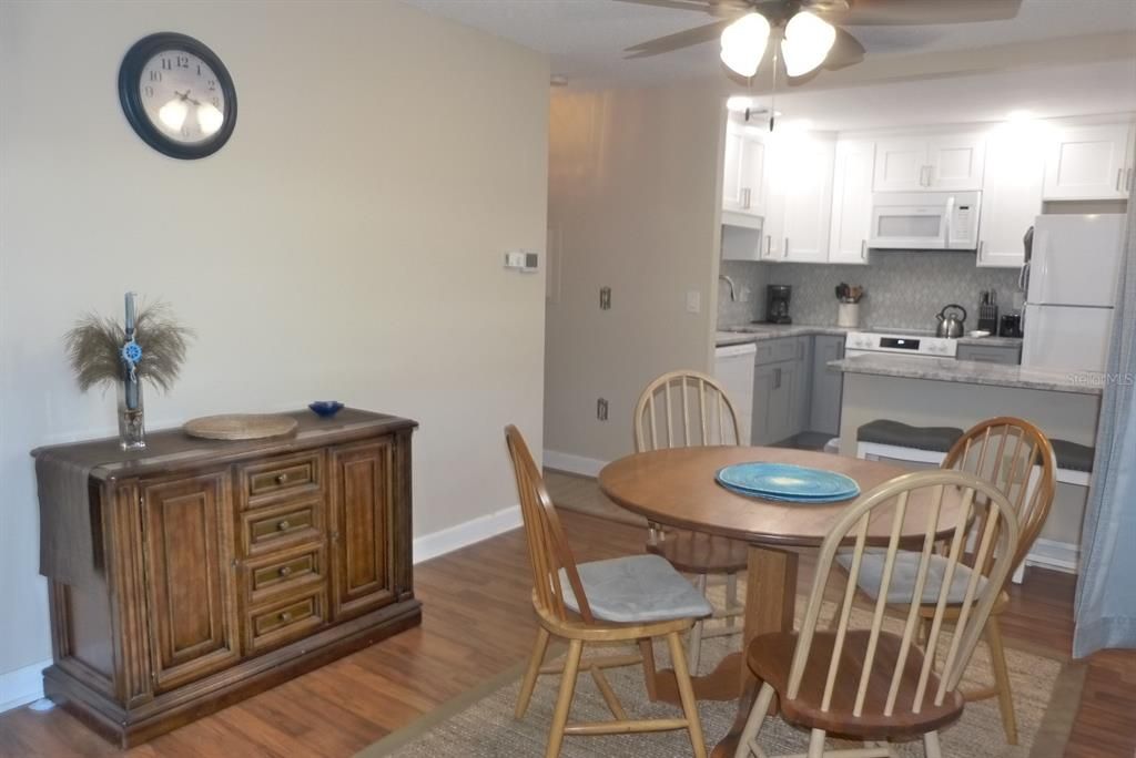 出租: $2,995 (2 贝兹, 1 浴室, 930 平方英尺)