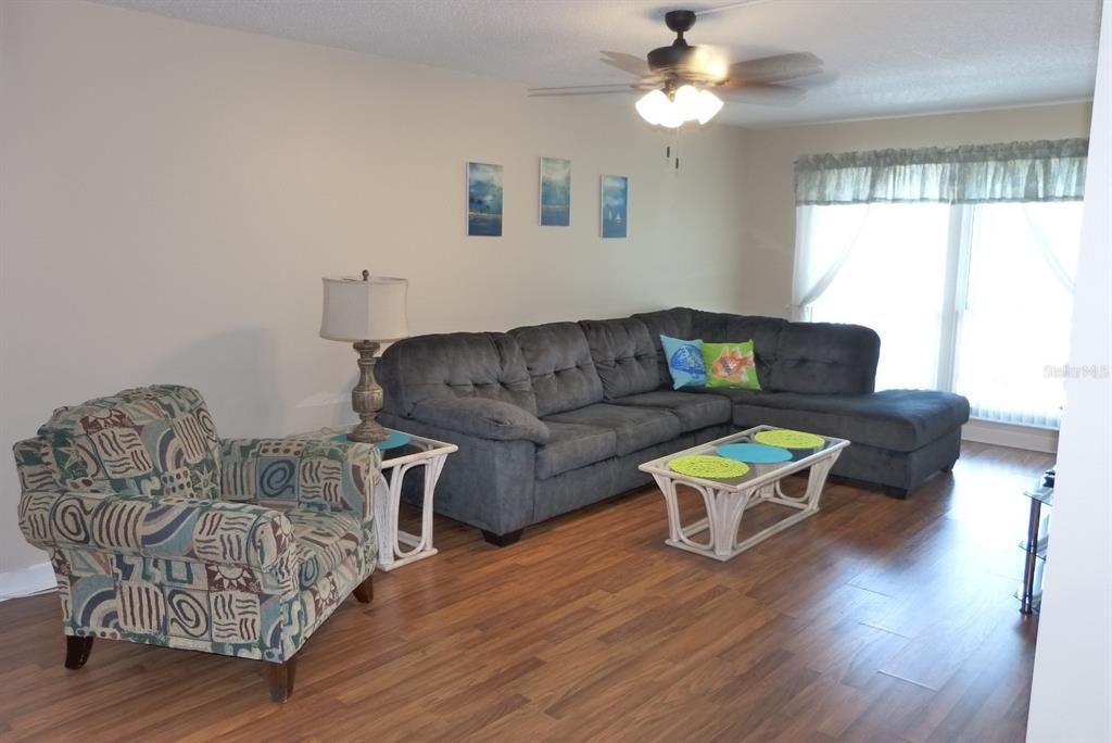 出租: $2,995 (2 贝兹, 1 浴室, 930 平方英尺)