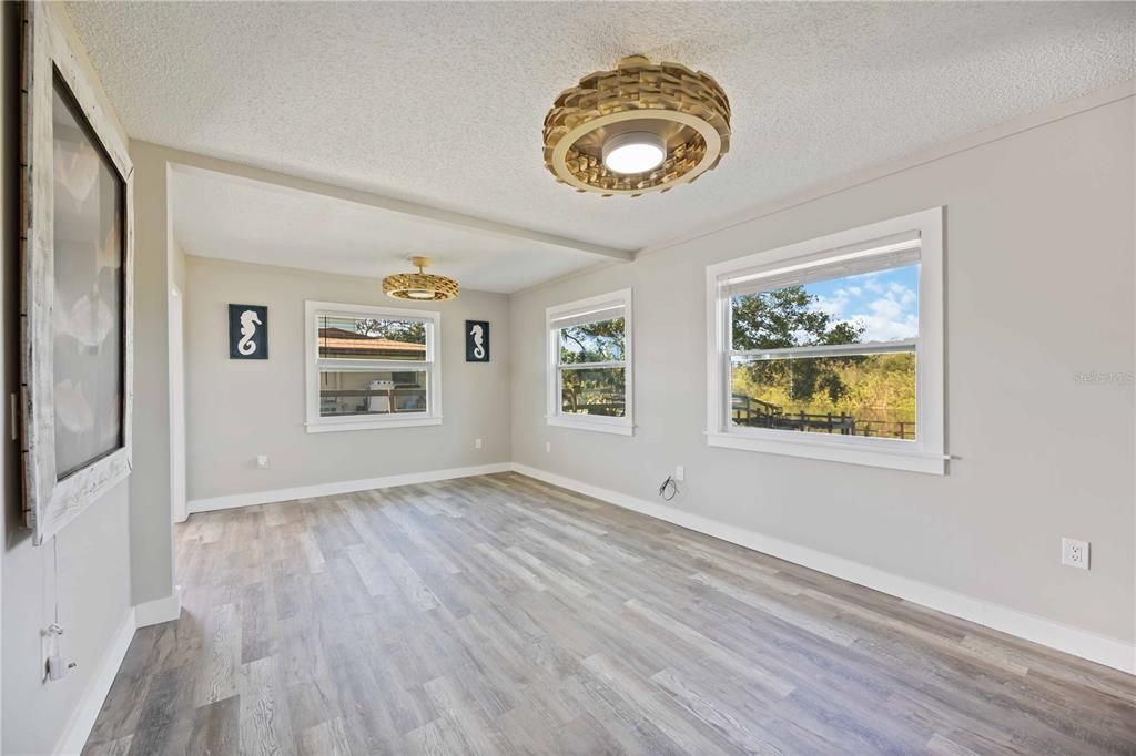 待售: $443,000 (2 贝兹, 2 浴室, 1242 平方英尺)