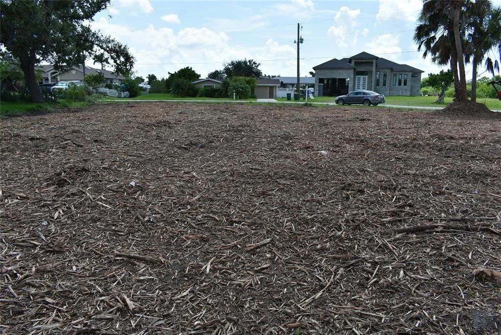 На продажу: $129,900 (0.27 acres)