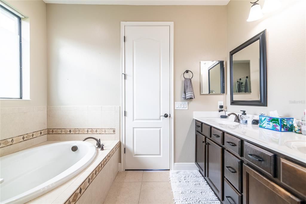 Activo con contrato: $470,000 (5 camas, 3 baños, 2627 Pies cuadrados)