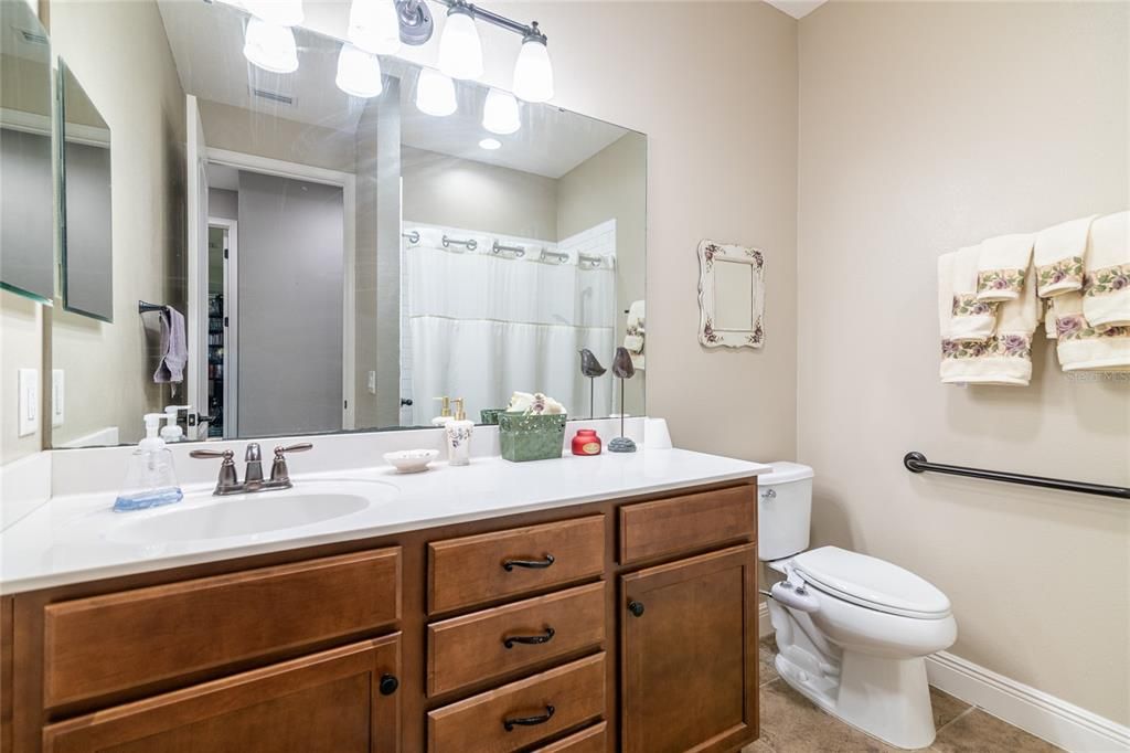 Activo con contrato: $470,000 (5 camas, 3 baños, 2627 Pies cuadrados)