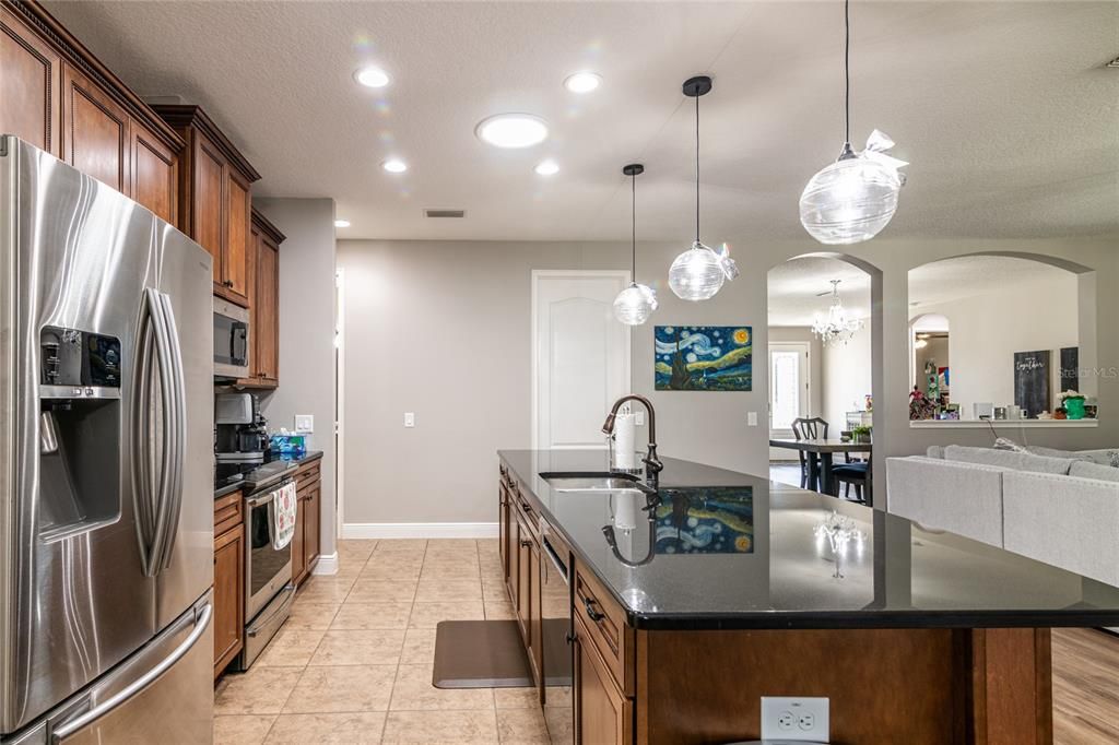 Activo con contrato: $470,000 (5 camas, 3 baños, 2627 Pies cuadrados)