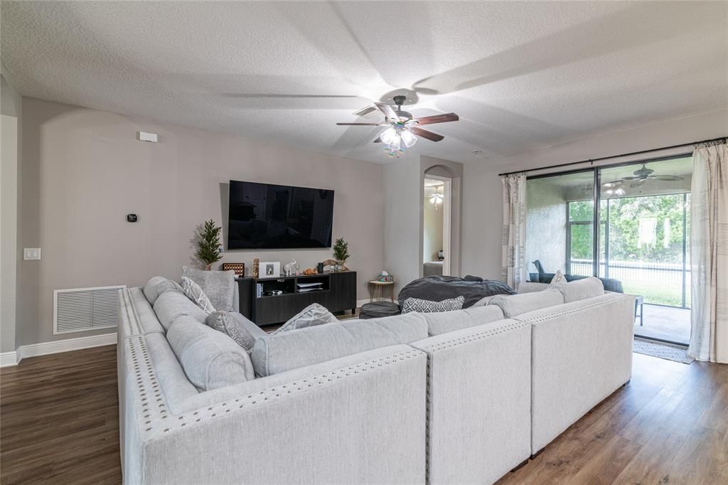 Activo con contrato: $470,000 (5 camas, 3 baños, 2627 Pies cuadrados)