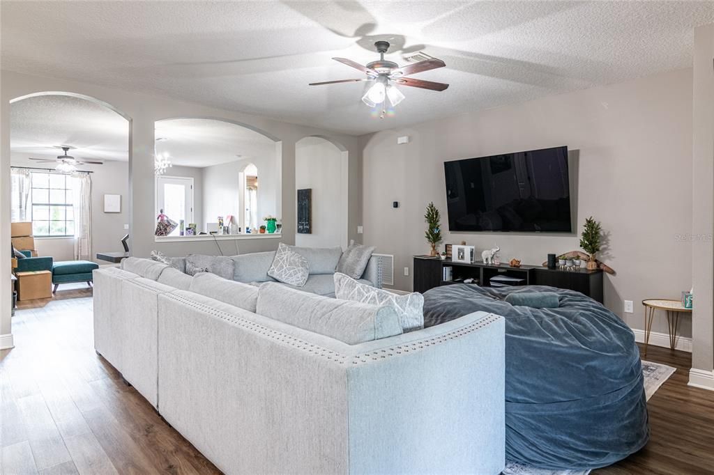 Activo con contrato: $470,000 (5 camas, 3 baños, 2627 Pies cuadrados)