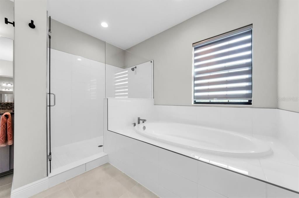 For Sale: $895,000 (5 beds, 4 baths, 3546 Square Feet)