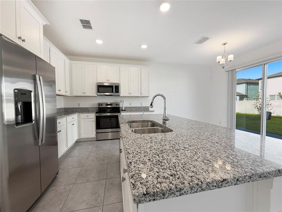 En Renta: $2,100 (3 camas, 2 baños, 2200 Pies cuadrados)