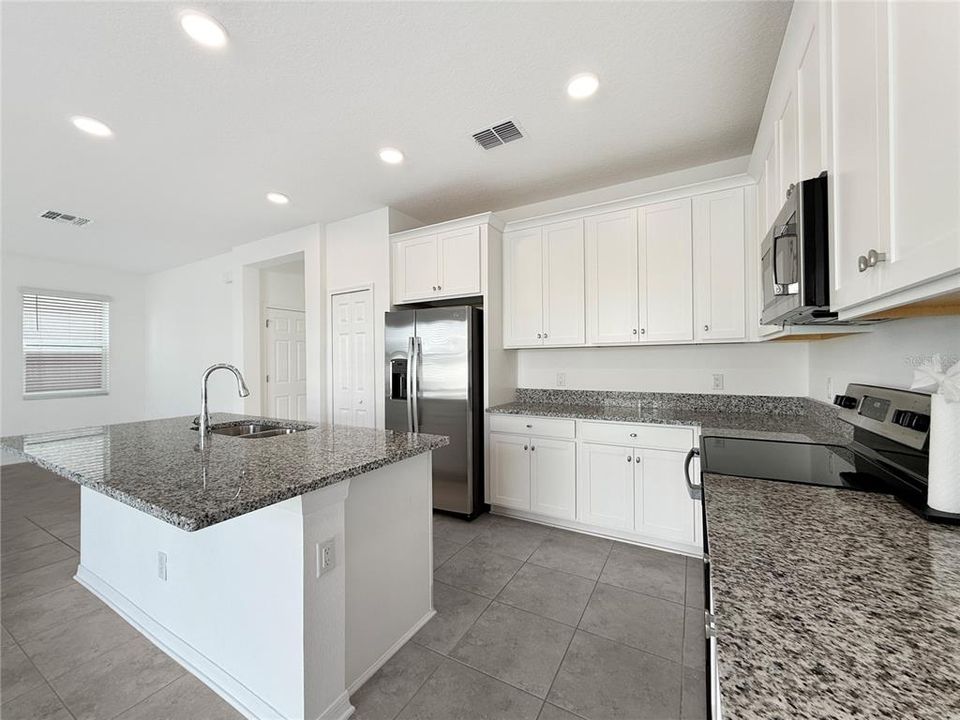 En Renta: $2,100 (3 camas, 2 baños, 2200 Pies cuadrados)