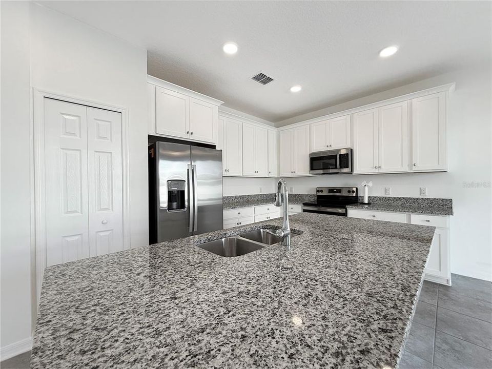 En Renta: $2,100 (3 camas, 2 baños, 2200 Pies cuadrados)