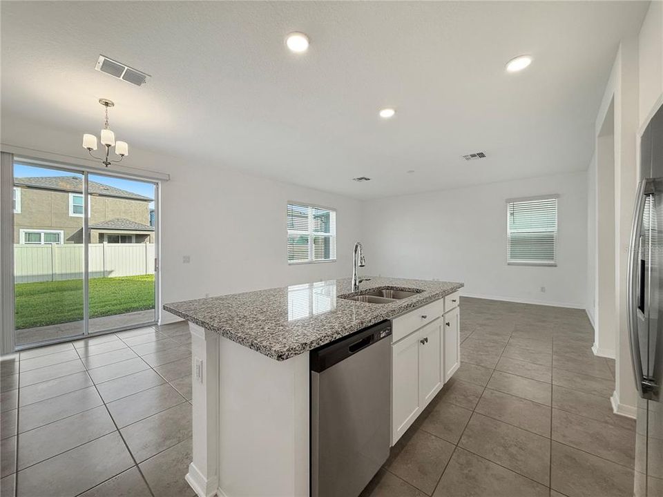 En Renta: $2,100 (3 camas, 2 baños, 2200 Pies cuadrados)