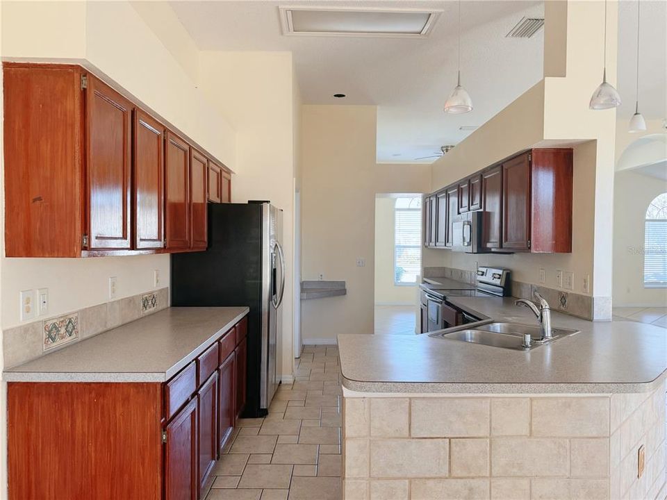 Под контрактом: $2,200 (3 спален, 2 ванн, 1670 Квадратных фут)