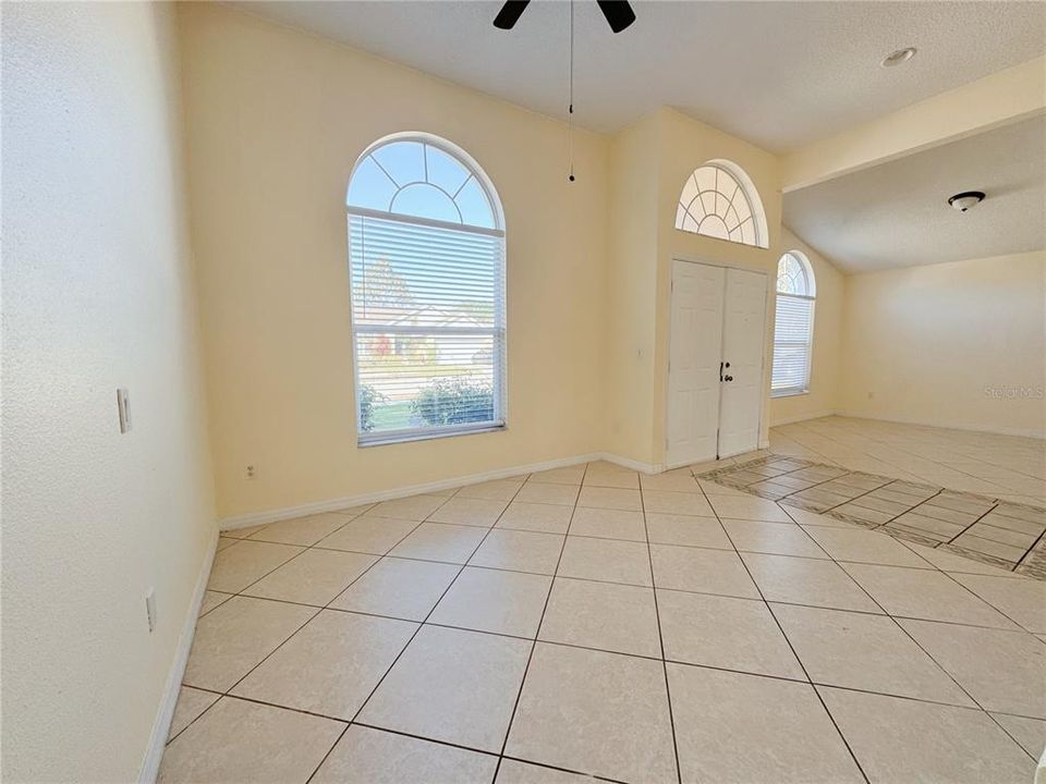 Под контрактом: $2,200 (3 спален, 2 ванн, 1670 Квадратных фут)