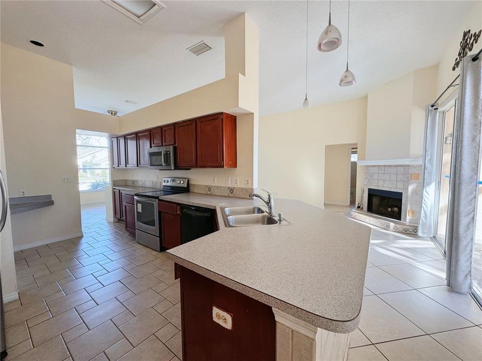 Под контрактом: $2,200 (3 спален, 2 ванн, 1670 Квадратных фут)