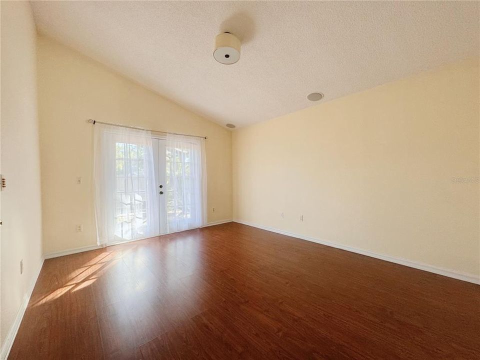 Под контрактом: $2,200 (3 спален, 2 ванн, 1670 Квадратных фут)