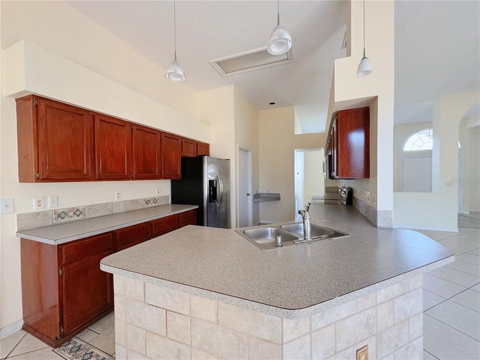 Под контрактом: $2,200 (3 спален, 2 ванн, 1670 Квадратных фут)