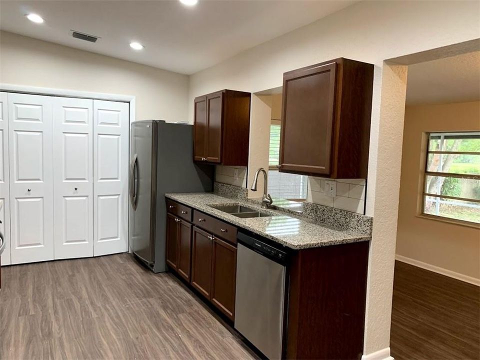 Под контрактом: $2,650 (3 спален, 2 ванн, 1879 Квадратных фут)