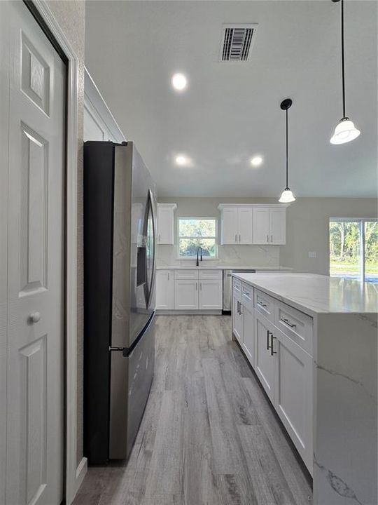 合同活跃: $255,000 (3 贝兹, 2 浴室, 1380 平方英尺)