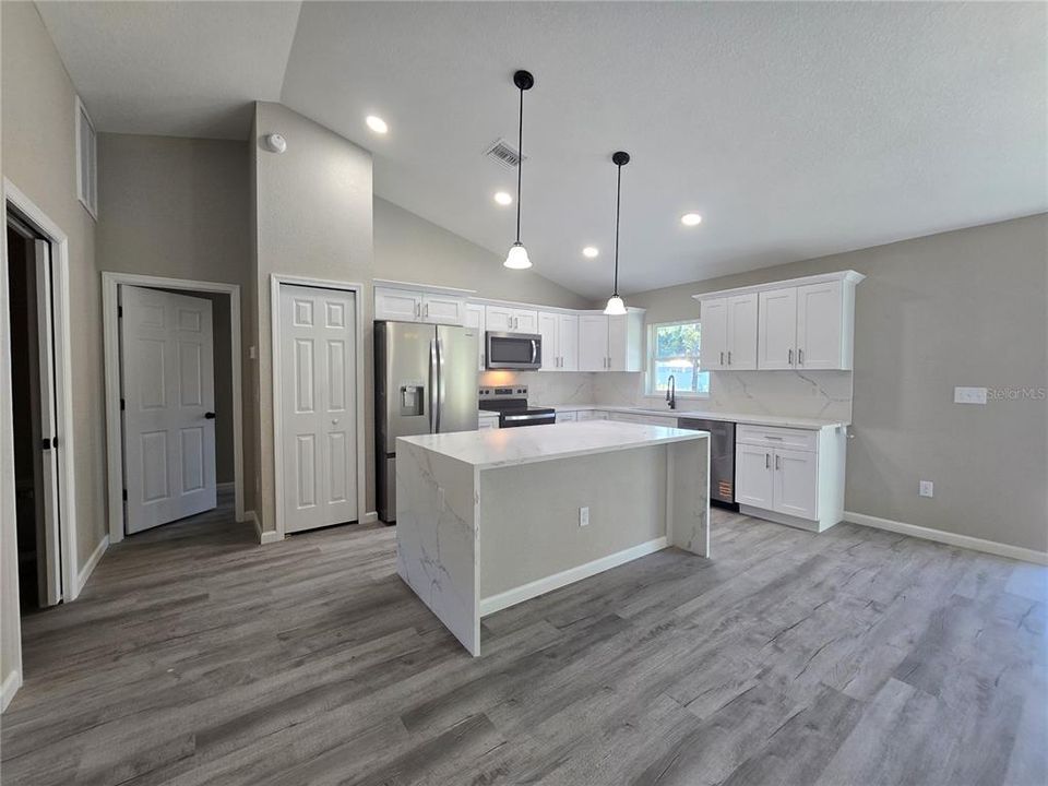 合同活跃: $255,000 (3 贝兹, 2 浴室, 1380 平方英尺)