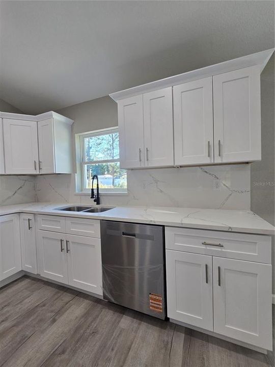 合同活跃: $255,000 (3 贝兹, 2 浴室, 1380 平方英尺)